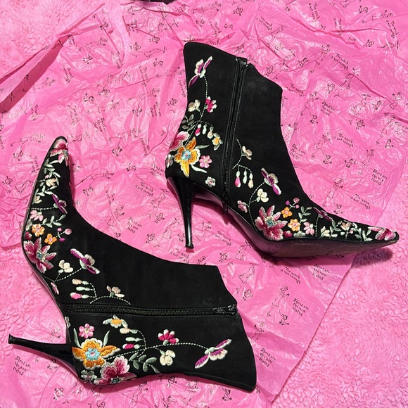 Gorgeous Beverly Feldman Embroidered Boots - Picture 2 of 10